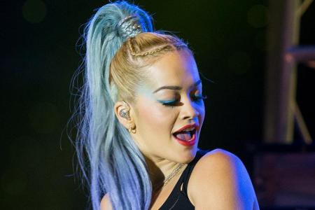 Rita Ora trägt auf einem Konzert einen hellblauen Pferdeschwanz