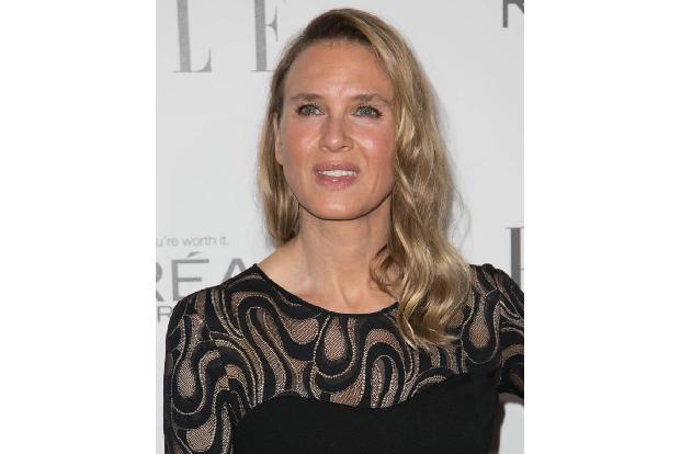 ...den Fotografen bei der 21. ELLE Party in Hollywood verschiedene Gesichtsausdrücke zu zeigen, doch Renées Mimik bleibt mas...