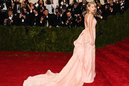 Plötzlich Prinzessin: Taylor Swift verzaubert auf dem roten Teppich