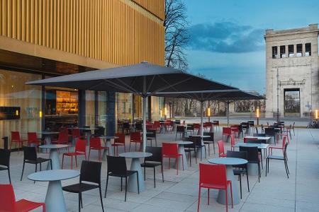 Blick auf den Münchner Königsplatz: Restaurant Ella