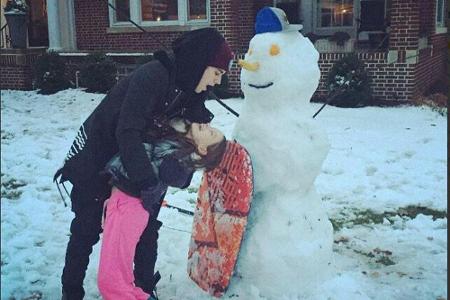 Justin Bieber tobt an Thanksgiving mit einer Freundin durch den Schnee