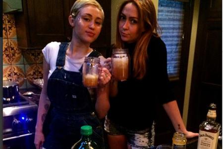 Miley Cyrus feiert mit ihrer Schwester