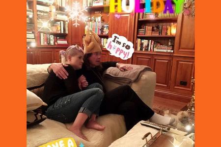 Zusammen mit Papa Ozzy auf dem Sofa: Kelly Osbourne