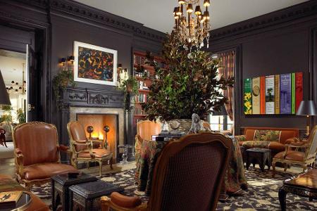 Kunstwerke in der Bibliothek des Luxushotels