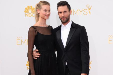 Musiker Adam Levine mit seiner Ehefrau, Supermodel Behati Prinsloo, bei den Emmy-Awards 2014