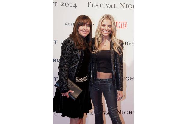 ...Begleitung ihrer Mama Simone Thomalla - der Lederlook scheint genau das Richtige für jede Gelegenheit zu sein. Und wenn e...