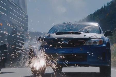 Der gepanzerte Bus im Trailer fährt mit schweren Geschützen auf