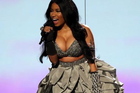 Gastgeberin Nicki Minaj schwebte auf die Bühne