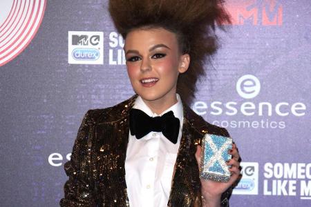 Tallia Storm mit Fliege und Glitzer-Blazer