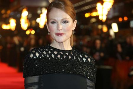 Julianne Moore im klassischen Schwarzen