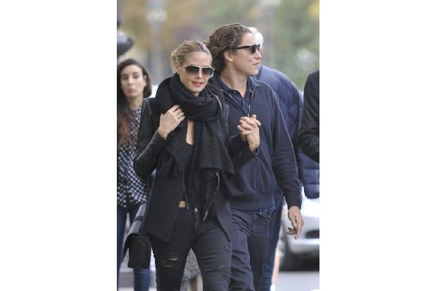...letzten Woche zeigten sich das Model und der Kunsthändler schwer verliebt in Paris. Auffällig halten die beiden Händchen ...