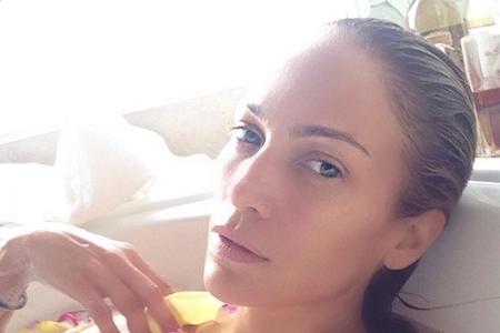 Jennifer Lopez schaut schön aus der Wanne
