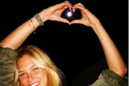 Das Model Bar Rafaeli ohne Make-up, aber mit Mond