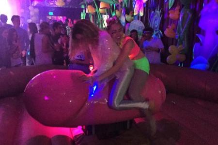 Cyrus reitet mit Freundin auf einem Riesen-Dildo durch die Nacht