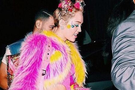 Bunter Hund oder schmucker Pfau? Miley Cyrus auf dem Weg zu ihrer Geburtstagsparty