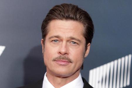 Brad Pitt mit Schnauzbart jüngst bei der Premiere zu 