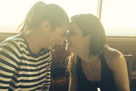 Nase an Nase: Sandra Bullock mit Schwester Gesine Bullock-Prado