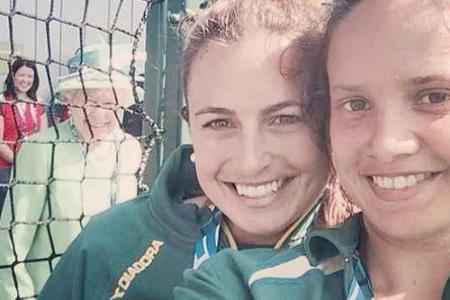 Elizabeth II.: So cool photobombt die Queen ein Selfie