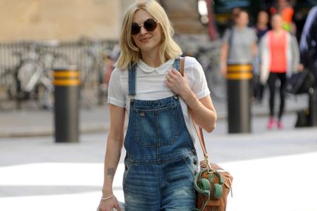 Fearne Cotton trägt Boyfriend-Latzhose mit hochgschlossener Bluse und Bübchen-Kragen