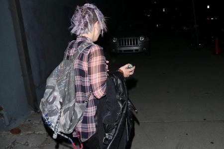 Kelly Osbourne kommt mit Chanel-Rucksack von einer Party