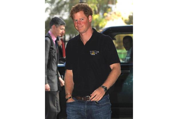 ...Prinz Harry. Er ist der ewige Single, der es einfach nicht schafft eine längerfristige Beziehung zu führen. Im März trenn...