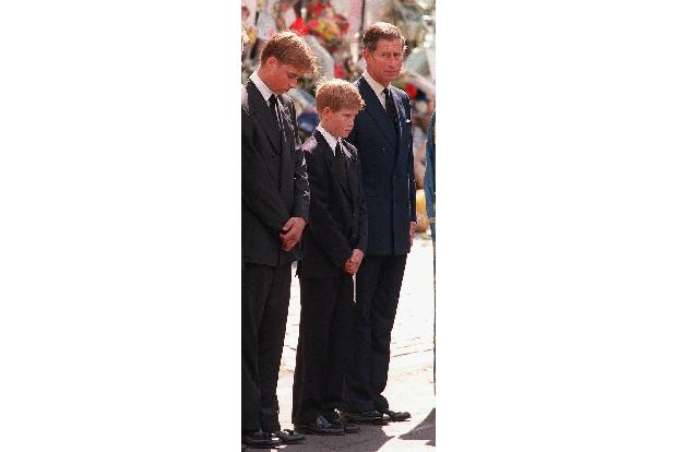 ...war der 6. September 1997. Zwischen seinem Vater Prinz Charles (r.) und seinem älteren Bruder Prinz William steht der ger...