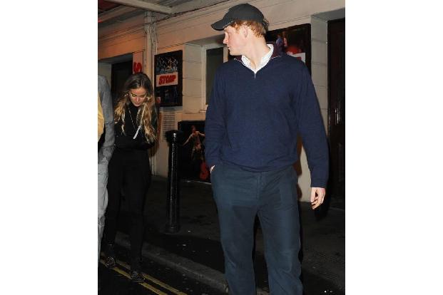 ...der schönen Cressida Bonas vorgestellt und verliebte sich prompt in das britische It-Girl. Doch die selbstbewusste Millio...