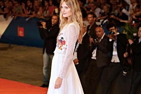 Constance Jablonski schwebte geradezu über den roten Teppich