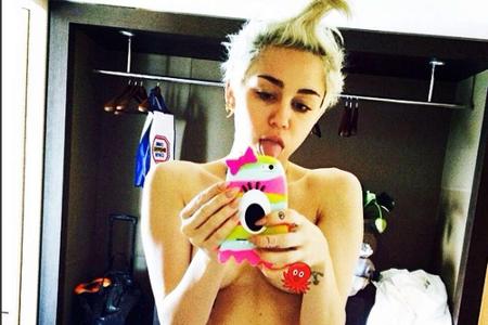 Nackt-Selfie vor dem Spiegel