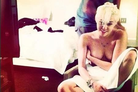 Nackt beim Haareschneiden