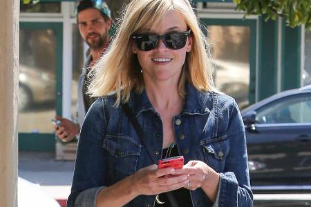Reese Witherspoon in cooler Jeans-Jacke unterwegs in Los Angeles