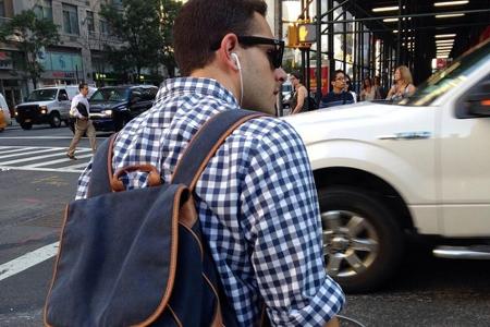 Gut kombiniert: Blauer Rucksack zu kariertem Hemd