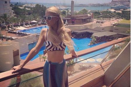 Paris Hilton zeigt sich auf Ibiza als Blumenmädchen