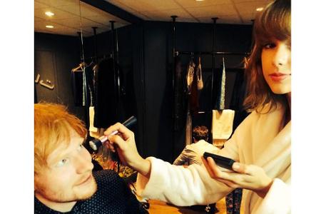 Singer-Songwriterin Taylor Swift legt vor der Show noch einmal bei ihrem Kollegen Ed Sheeran Hand an