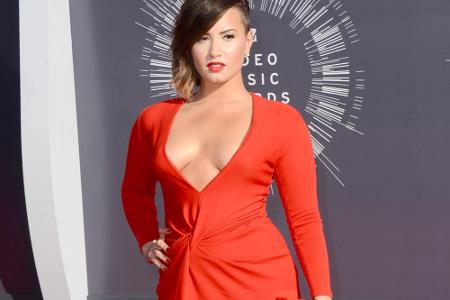 Demi Lovatos Kleid hatte einen gewagten Ausschnitt
