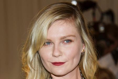 Kirsten Dunst mit Lippen in dunklem Rot
