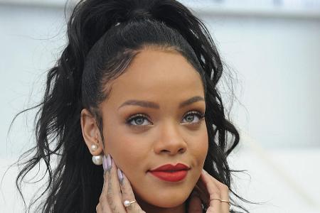 Auch Rihanna folgt dem Trend der roten Lippen