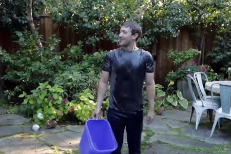 Mark Zuckerberg hat sich selbst nass gemacht