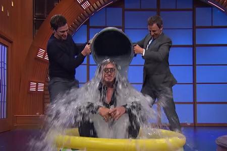 Mickey Rourke im Planschbecken