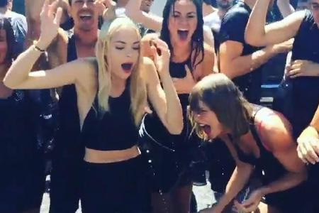 Taylor Swift (rechts) und Jaime King trauen sich gemeinsam