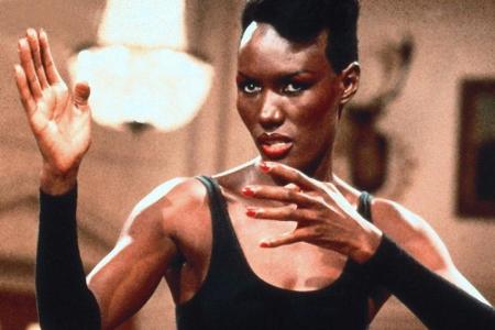 Besser jetzt mal nichts mehr sagen, Mr. Bond: Grace Jones nimmt Fahrt auf