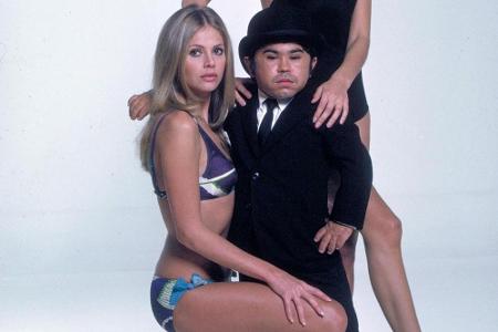Britt Ekland( li.) raubt James Bond im Kampf gegen den 