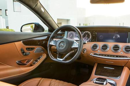 Innenraum mit feinstem Nappaleder und einem Surround-Soundsystem