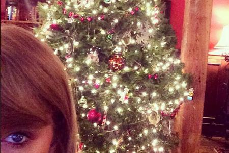 Am Christbaum von Taylor Swift erstrahlen viele helle Lichter
