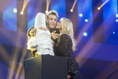 Fischer gibt Puppenspieler Grammel ein Küsschen