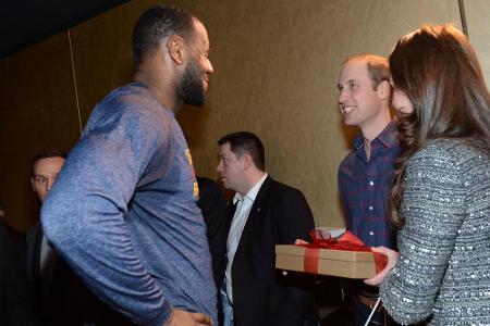 Basketball-Superstar LeBron James mit einem Geschenk für William und Kate
