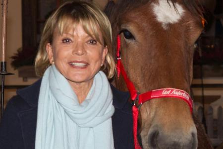 Uschi Glas auf dem Weihnachtsmarkt auf Gut Aiderbichl