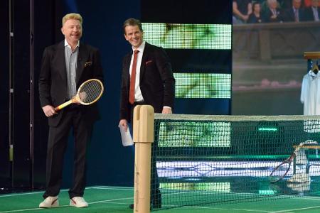 Boris Becker (li.) zeigt Moderator Markus Lanz, was ein echter Becker-Aufschlag ist...