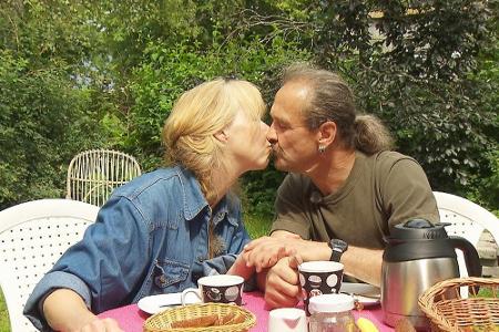 Martina und Gottfried besiegeln ihre gemeinsame Zukunft mit einem Kuss