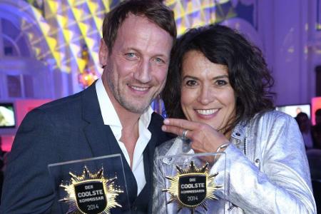 Wotan Wilke Möhring und Ulrike Folkerts halten stolz ihre Preise in die Kamera